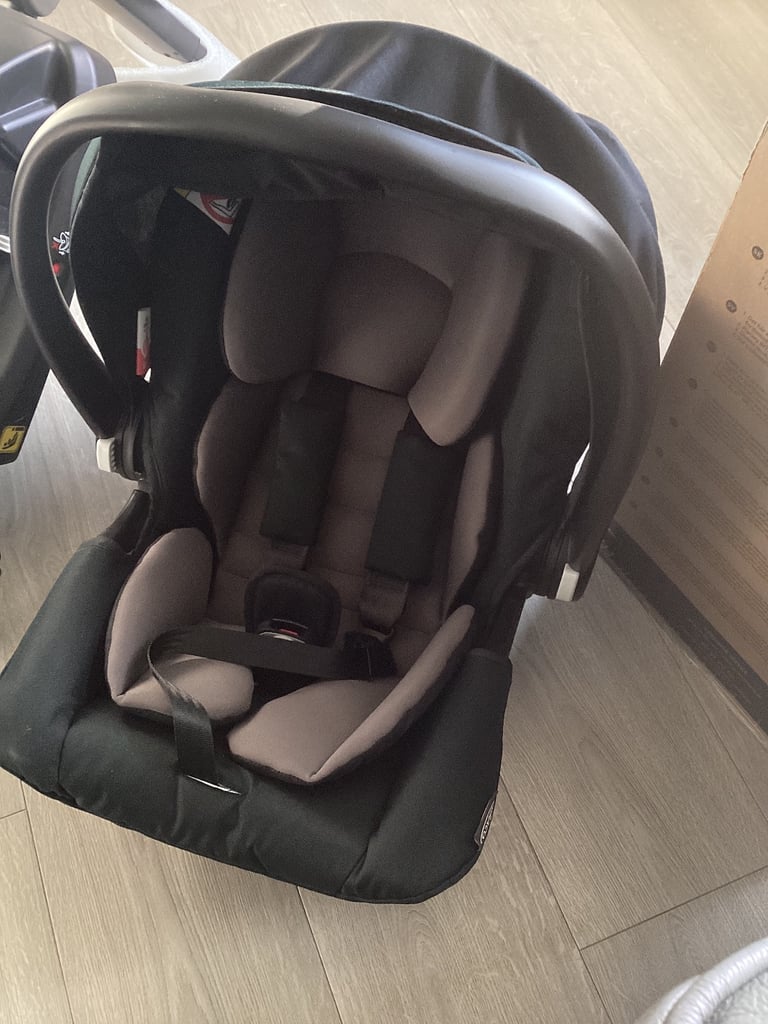 GRACO SNUGESSENTIALS CAR SEAT AND ISOFIX BRAND NEW.