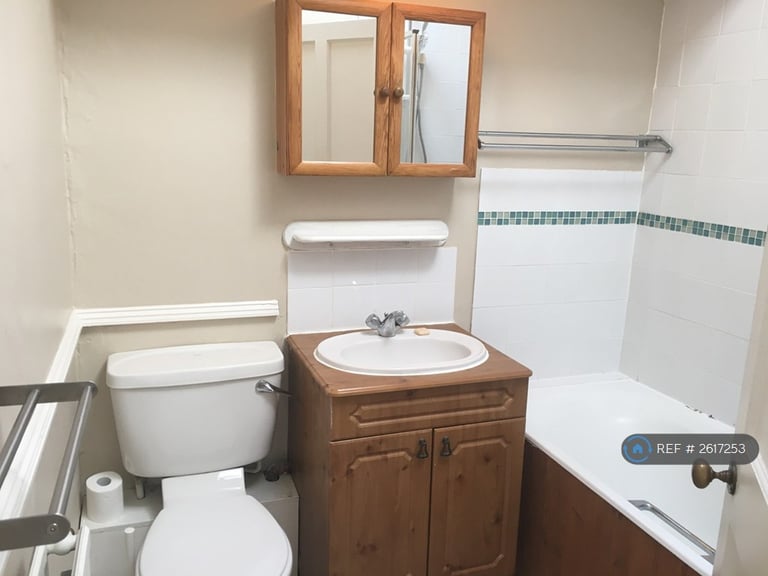 2 bedroom flat in Royal York Villas, Bristol, BS8 (2 bed) (#2617253)