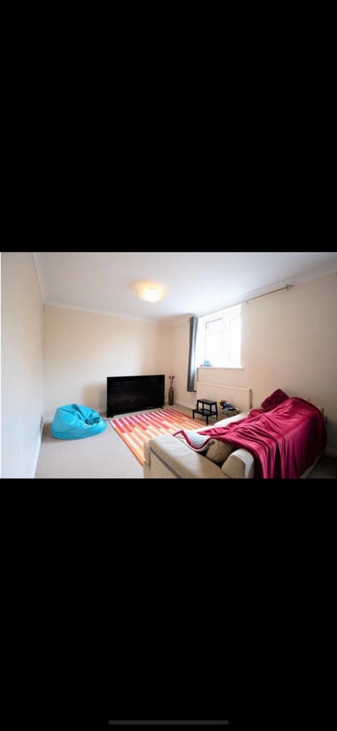 BEAUTIFUL AND BRIGHT, HUGE DOUBLE ROOM.