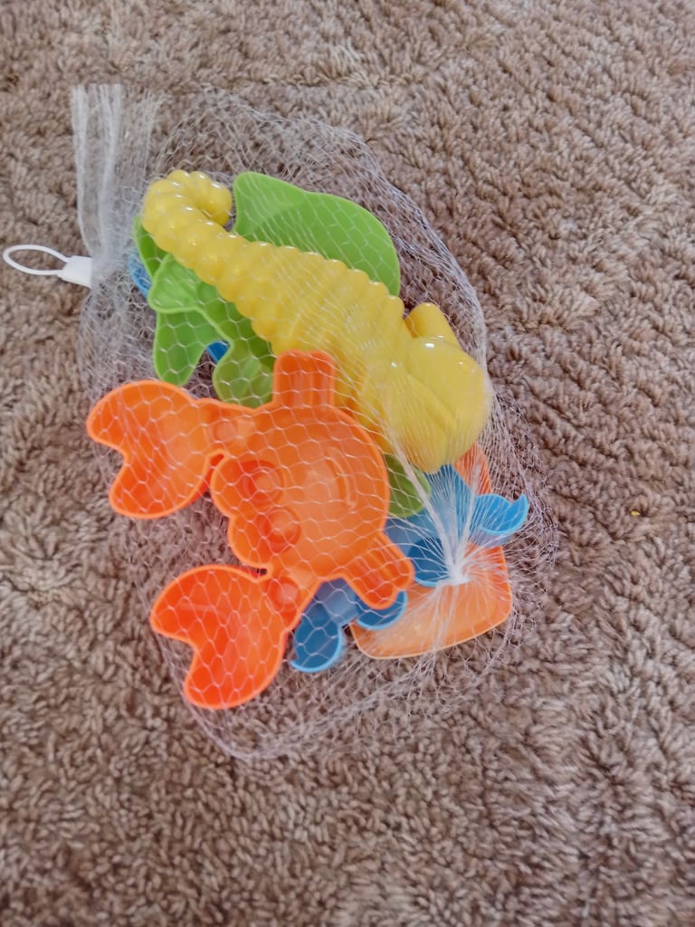 CHILDREN'S BEACH TOYS FOR ONLY £3 ! 