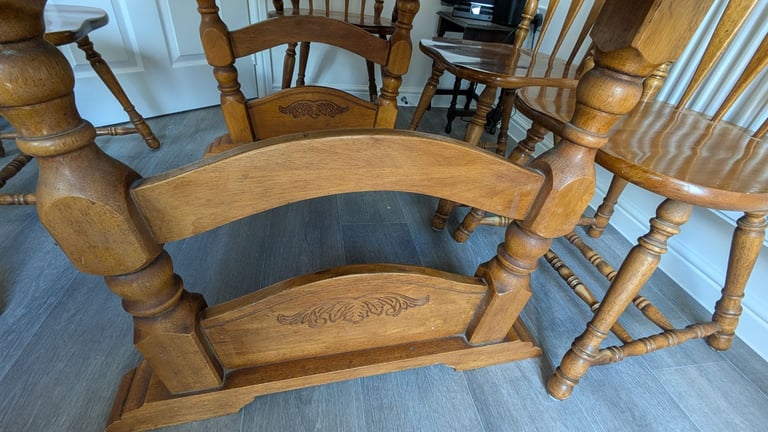 Extendable Dinning room table with 2 carver chairs and 4 dinning room chairs 