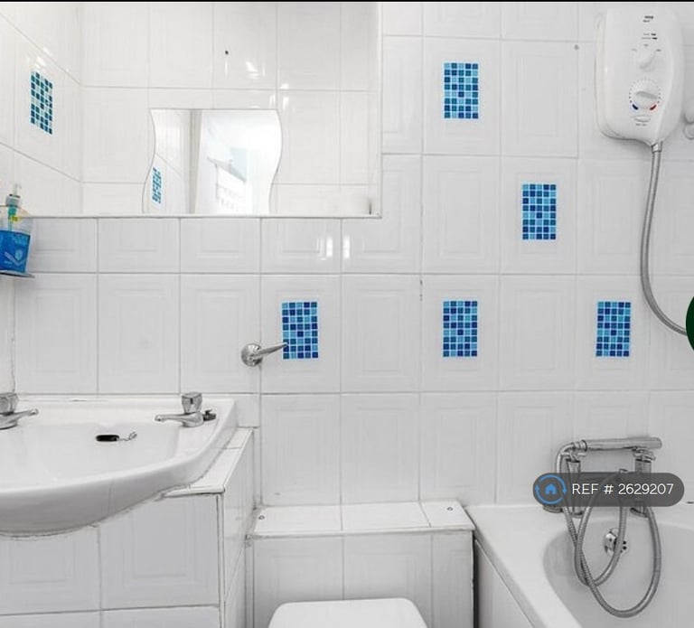 1 bedroom flat in Holyrood Road, Edinburgh, EH8 (1 bed) (#2629207)