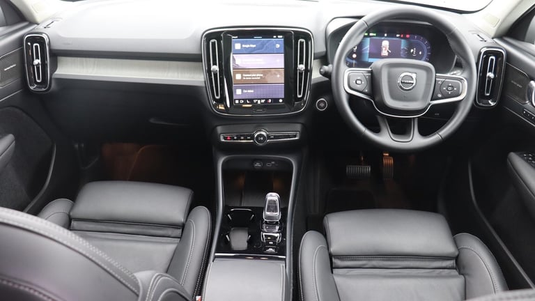 2025 Volvo XC40 B4 (P) Ultra Bright (Sunroof, Pilot Assist, BLIS, Leather) ESTATE Petrol/Electric...