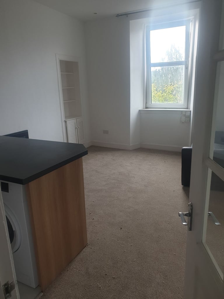Bathfield. Near Ocean Terminal. Lovely studio flat