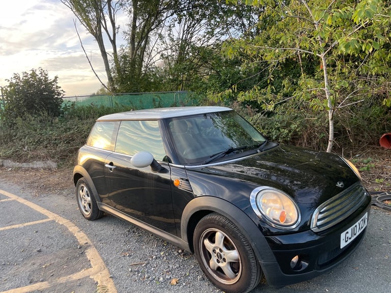 MINI COOPER 1.6 PETROL 10 REG BLACK 3 DOOR MOT FEBRUARY 25TH 2026 TAX £165 LOW INSURANCE 50+MPG