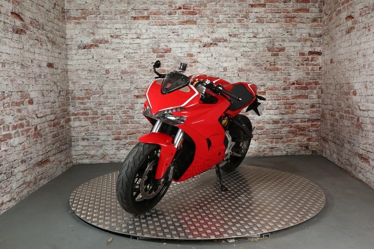 DUCATI SUPERSPORT - 2017 Petrol Manual in Red