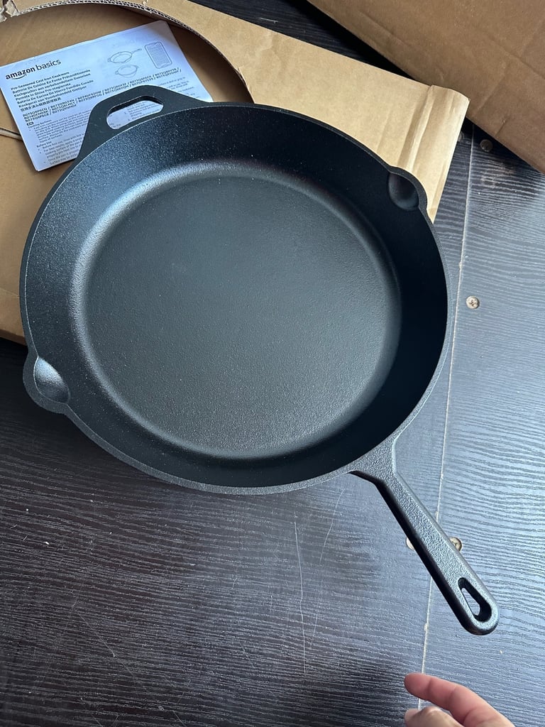 Amazon Basics Pre-Seasoned Cast Iron Skillet 38.1cm Heavy Duty Cooking Pan