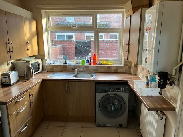 Cosy double room close to center and University. Starts from £135p/w