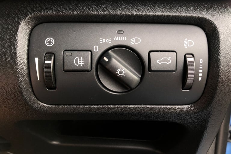 2015 Volvo V40 T2 [122] R DESIGN Nav 5dr Geartronic Hatchback PETROL Automatic