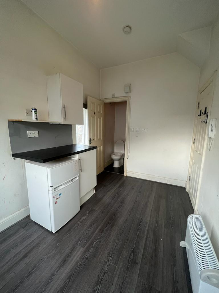 Studio room in Feltham TW13 7BU 