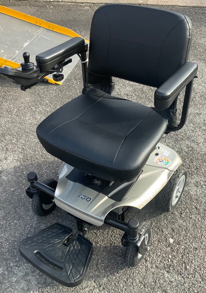 MOBILITY SCOOTER  FOLDING TYPE ONLY 17KG . £250  BARGAIN 