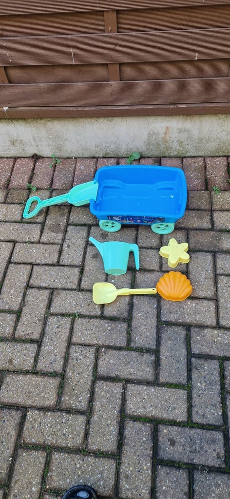 image for PULL ALONG PLASTIC TROLLEY CONTAINING SAND PIT TOYS. VERY GOOD.