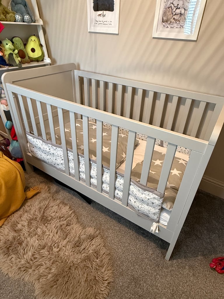 image for Mamas and Papas Cot bed and changing tables drawers