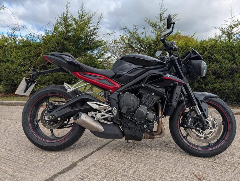 2019 69 TRIUMPH STREET TRIPLE R LOW 765 NAKED BLACK 765R - 1590 MILES YES 1k 