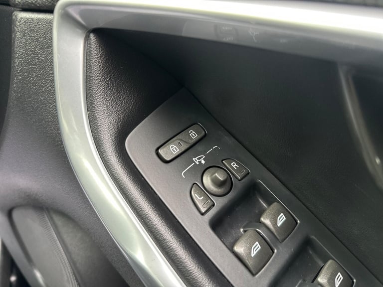 2015 Volvo V40 2.0 T2 R-Design Euro 6 (s/s) 5dr HATCHBACK Petrol Manual