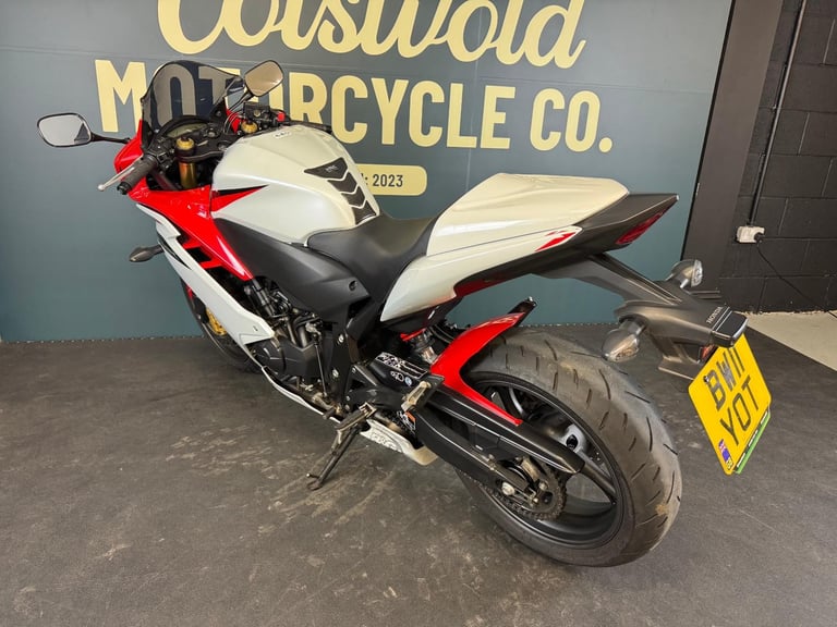 Honda CBR600F 2011 RED AND WHITE