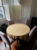 Round glass dining table and chairs- good as new