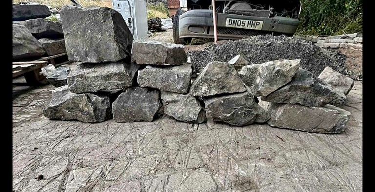 Reclaimed random whinstone / walling stone 