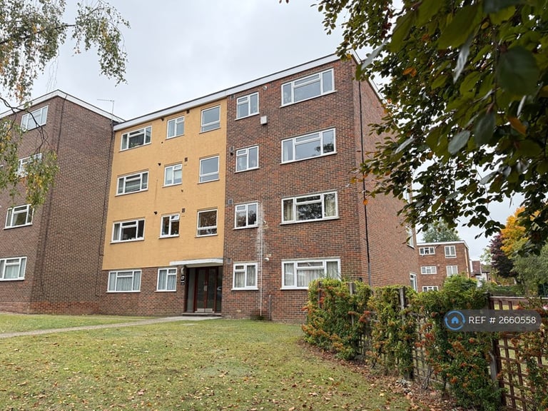 2 bedroom flat in Stanley Park Road, Wallington, SM6 (2 bed) (#2660558)
