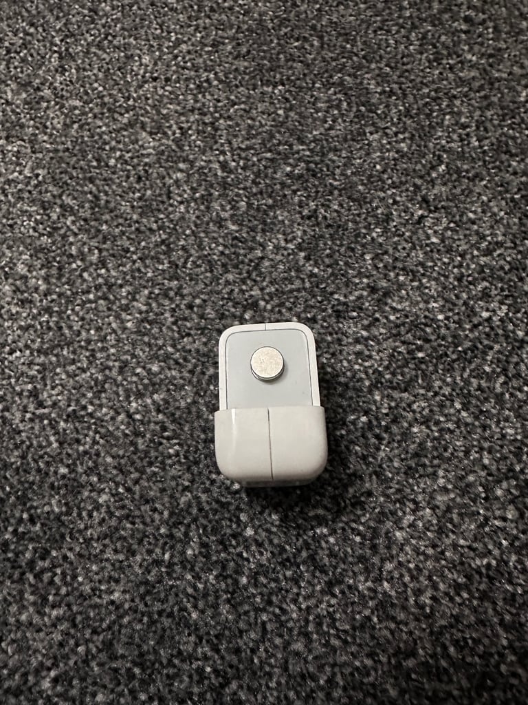 Genuine 10W Apple power adapter with UK and EU plugs