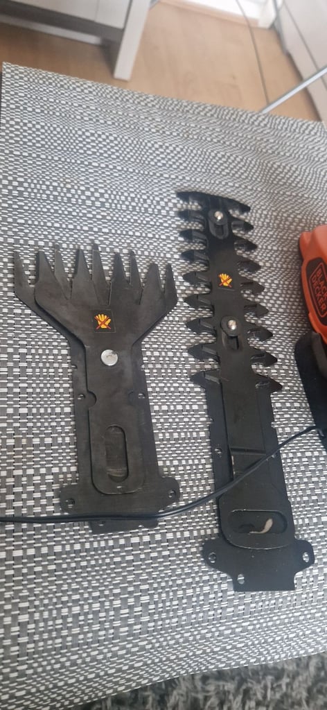 Cordless hand-held hedge trimmer black + decker 