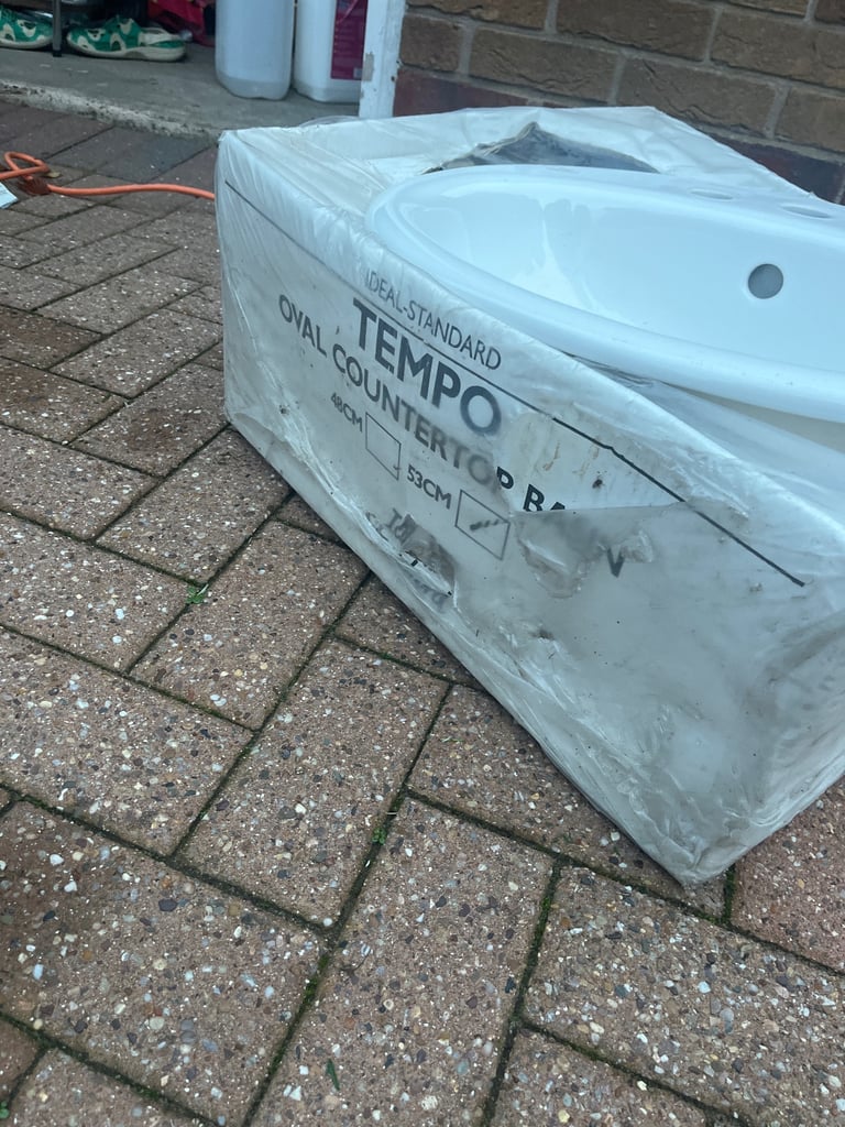 Oval countertop basin 