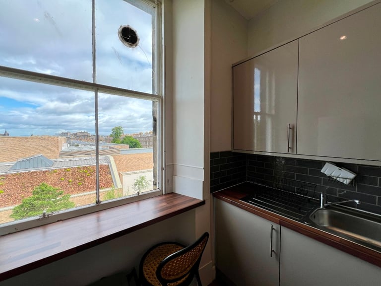 5 bedroom flat in Thirlestane Road, Marchmont, Edinburgh, EH9 1AS