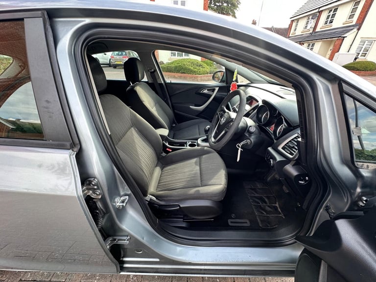 2011 Vauxhall Astra 1.4 16v Exclusiv Euro 5 5dr HATCHBACK Petrol Manual