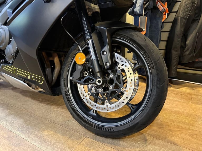2025 Triumph Daytona 660 PREMIUM TWIN COLOUR Petrol black 6 Speed
