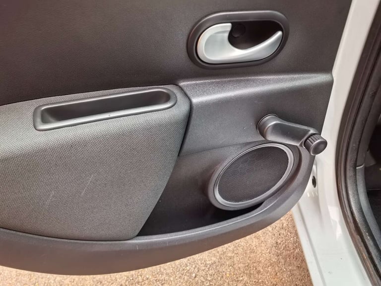 2009 Renault Clio 1.1 Clio Expression 16v 5dr Hatchback Petrol Manual