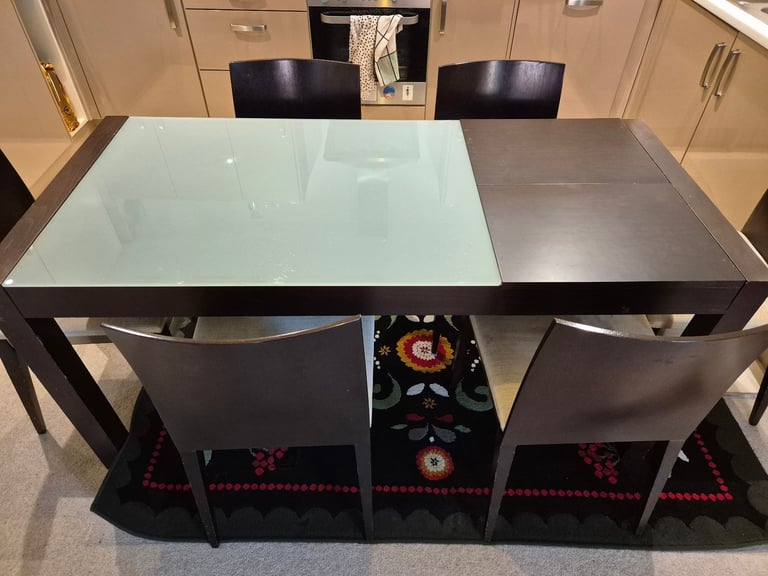 Dining Table with 6 Chairs – Extendable, Sturdy & Functional