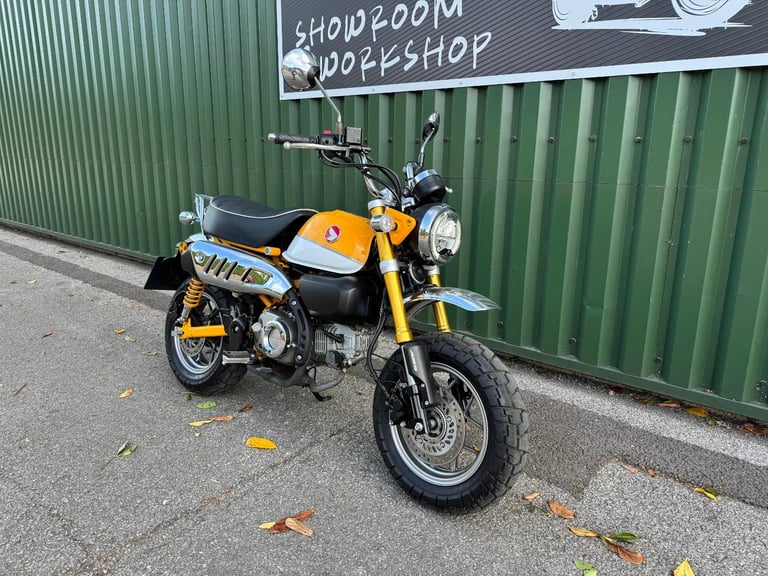 Honda Z125 MA-K Monkey Bike 2019 Yellow and White 1 Owner 880 Miles Rack Fitted