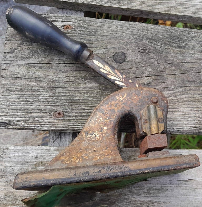 ANTIQUE CAST IRON DESK TOP EMBOSSING MACHINE