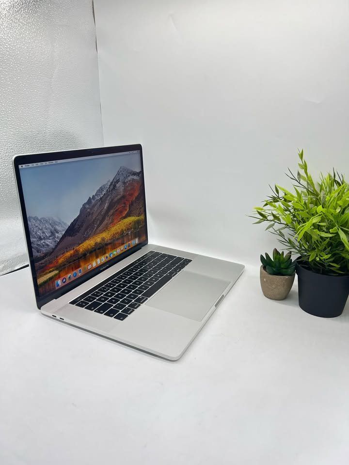 Apple MacBook Pro Powerful 2018 i7 32Gb Fast SSD AMD Pro Dedicated Graphics Touchbar 4k 