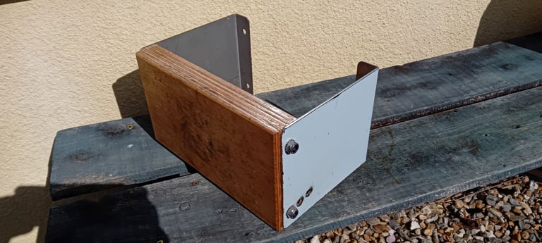 Outboard engine bracket