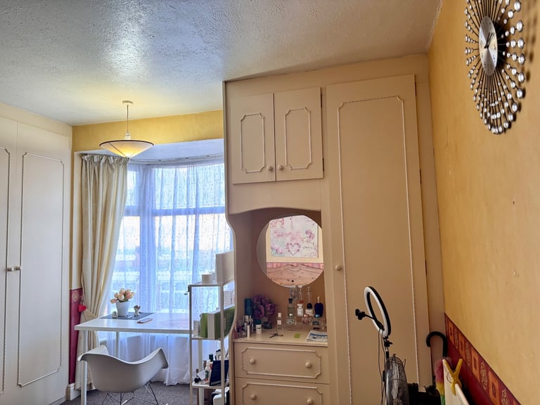 Extra large double room fully furnished near  High cross and DMU