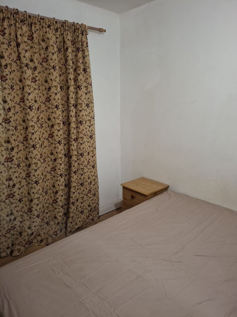 Double room to let rent  in central Swindon town home