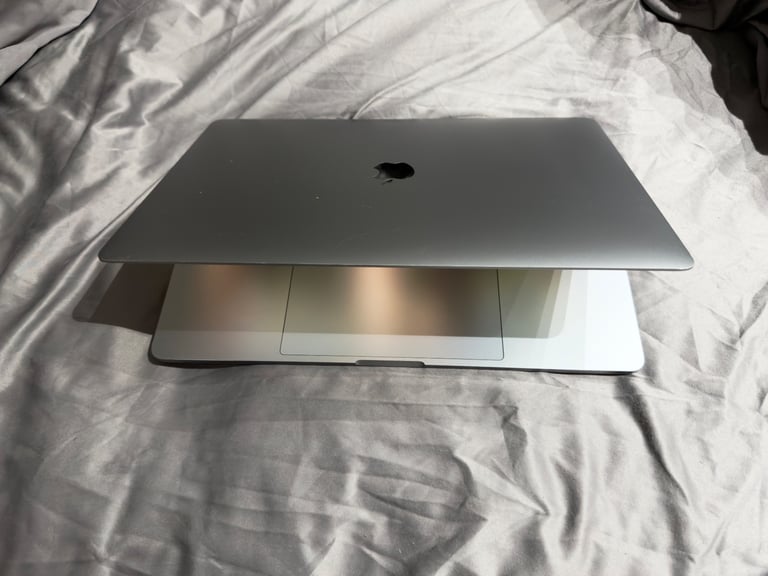 CAN HAND DELIVER, MACBOOK PRO 2019 15 INCH LAPTOP, I7,512 GB 16GB RAM SPACE GREY,FULL WORKING ORDER