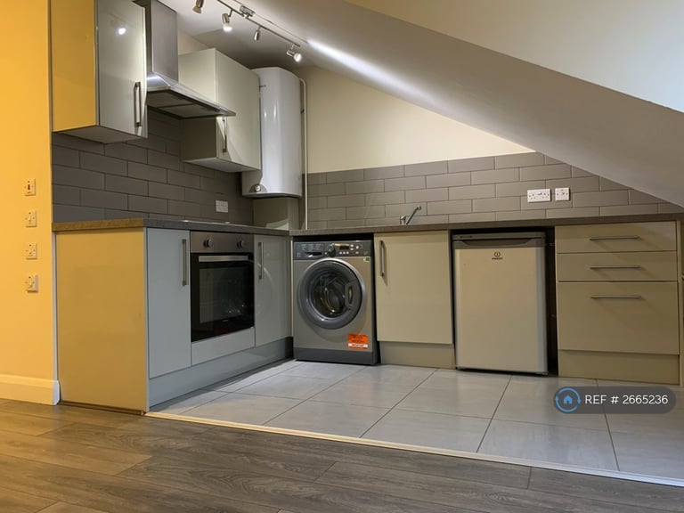 1 bedroom flat in High Street, Barnet, EN5 (1 bed) (#2665236)