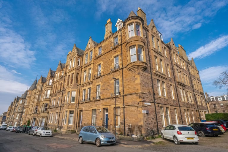 Bright, spacious, extremely well presented 3 bedroom property in Bruntsfield