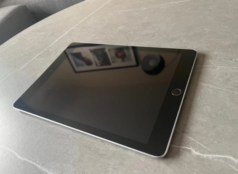 Apple iPad 6th Gen 9.7inch; 2018, A1954 128GB (Black/Silver) Wi-Fi and Cellular 