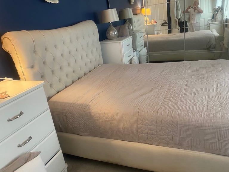 Kingsize bed frame ( quick sale ) 