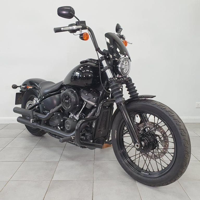 Harley-Davidson FXBB STREET BOB, 5 Gallon Tank, 5975 miles - Dual or Solo Seats!