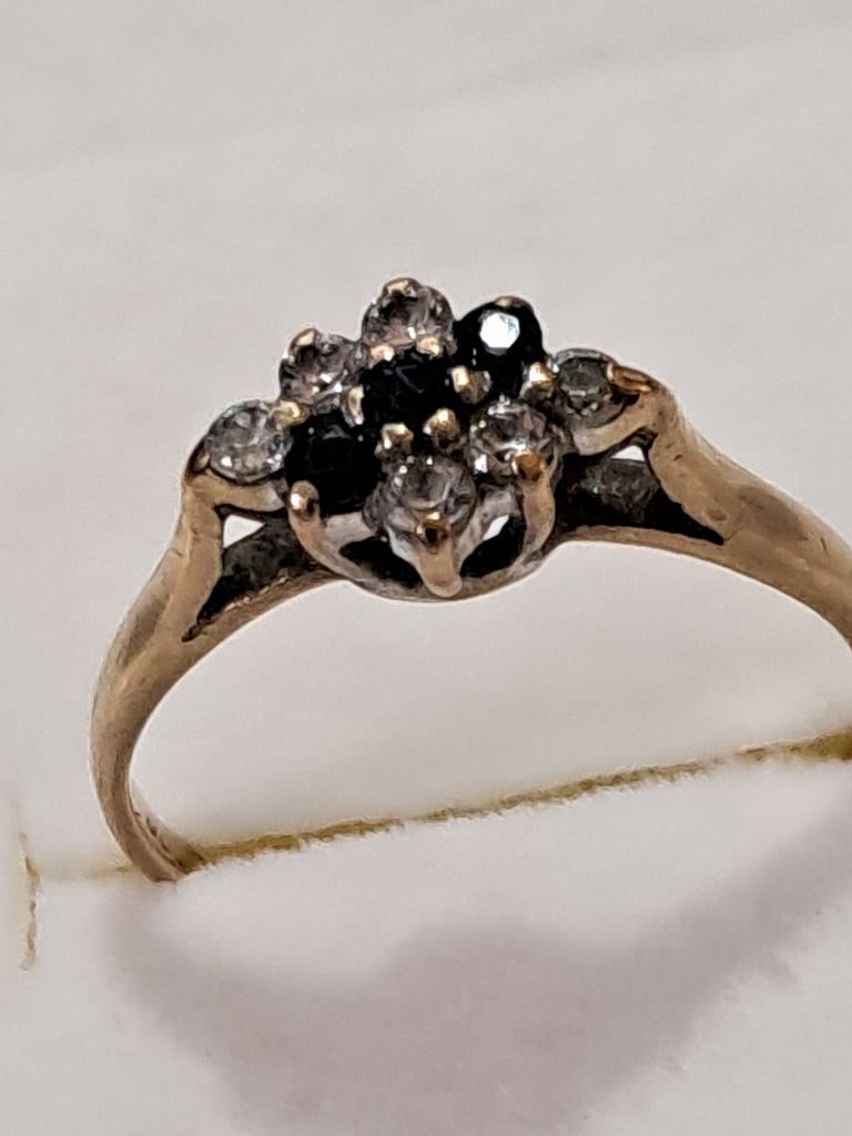 9ct gold ring diamond and Sapphire 