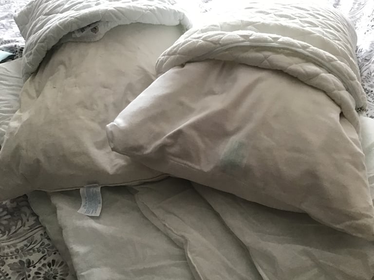 King Size quilt, 2 x feather pillows, quilt cover 2 x pillowcases + bed runner.