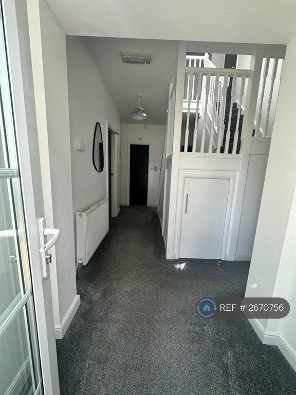 8 bedroom house in Harlaxton Drive, Nottingham, NG7 (8 bed) (#2670756)