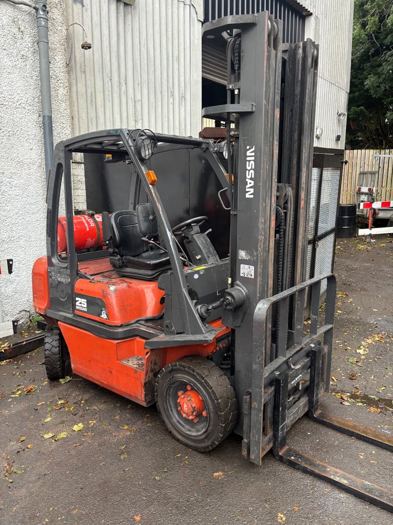 Nissan 2500kg Gas forklift for sale 