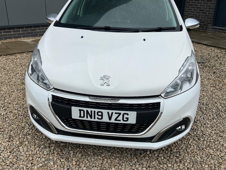 PEUGEOT 208 1.2 PureTech Tech Edition White Manual Petrol 2019