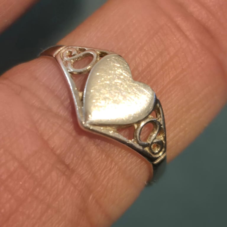 STERLING SILVER CHILD'S CUTE LITTLE HEART SIGNET RING SIZE J