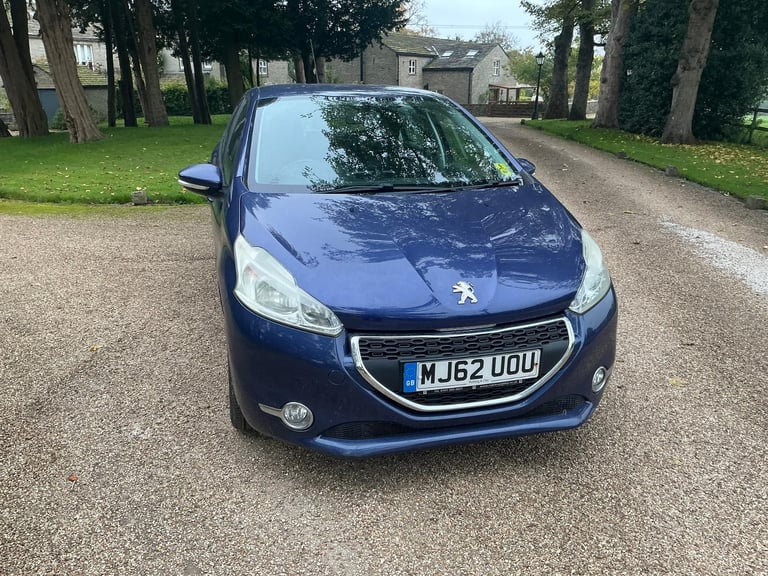 Peugeot 208 1.2cc ACTIVE 82 bhp good spec